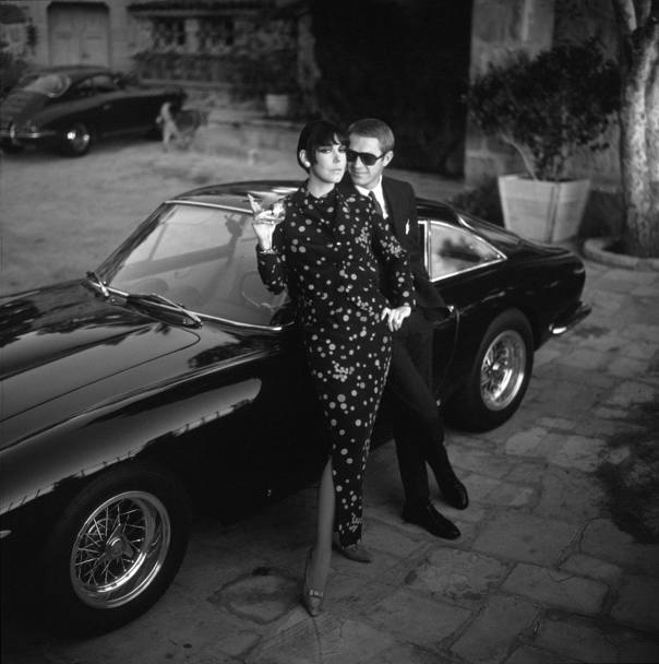 Steve McQueen con Peggy Moffitt e la sua Ferrari GT Berlinetta Lusso (Ap)
